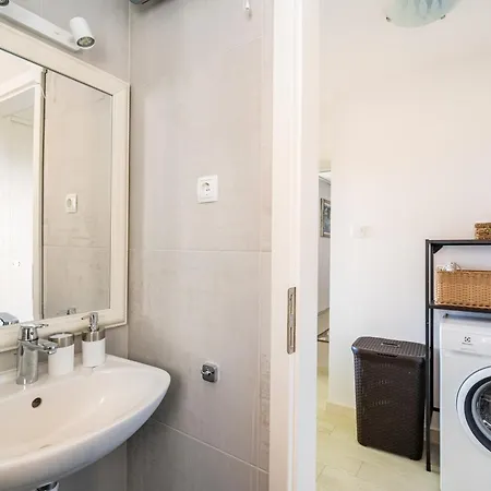 House - Private House With Seaview Апартаменты *